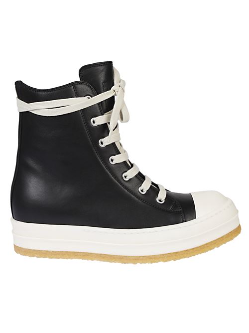 Sneaker alta di RICK OWENS in pelle nera caratterizzata da suola oversize in gomma a contrasto e chiusura con lacci e zip laterale. RICK OWENS | RP02E4830LCO911